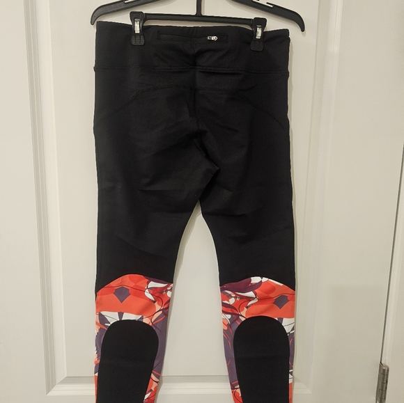 LADIES BLACK FITWEAR LEGGINGS. DESIGNED IN NEW ZEALAND. NWT. RETAILS FOR $69.99 - Picture 2 of 8